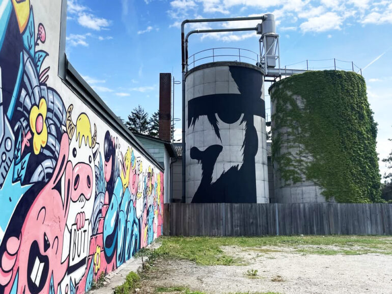 © Unsere Tischlerei, Fassadengestaltung GOLIF und Deadbeathero