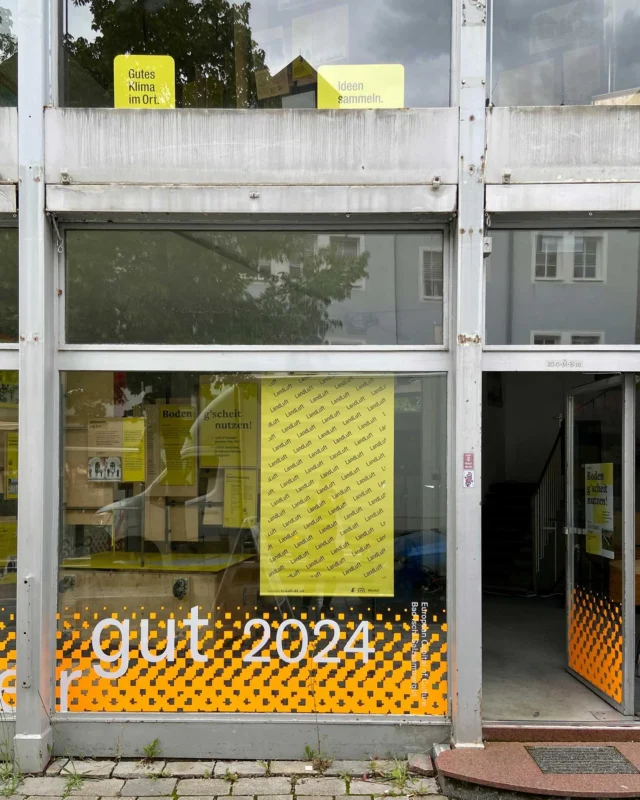 Ausstellungeröffnung Boden g’scheit nutzen!
Noch bis Di, 17.6.2025, Anbau Lehar Theater Bad Ischl

Gestern eröffnete unsere Ausstellung in der ehemaligen Kulturhauptstadt Bad Ischl. Sie belebt mitten im Ort mit LandLuft-gelben Schaufenstern ein leerstehendes Geschäftslokal und ist dort noch bis Juni zu sehen. Zur Eröffnung gab Werner Deringer vom Stadtbauamt Mödling unter dem Titel „Andere Gemeinden und deren Weg“ spannende Einblicke, wie Mödling mit dem knappen Bauland sorgsam umgeht und Baukultur weiterdenkt.

#bodengscheitnutzen #landluft #baukultur #badischl #lebensqualität #klimaschutz #ausstellung #gemeindeentwicklung #mödling